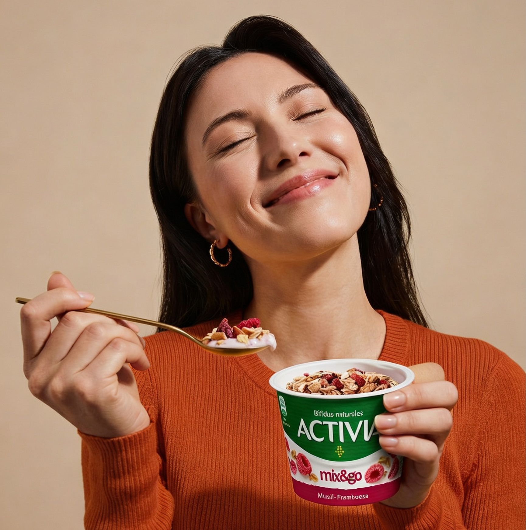 Mujer disfrutando un yogur, expresión de placer