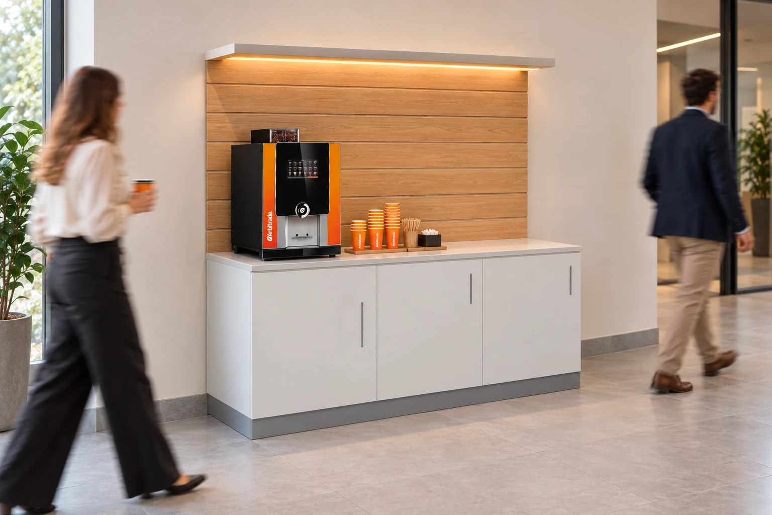Café corner Arbitrade: cafetera personalizada sobre mueble con panel de madera en una zona común
